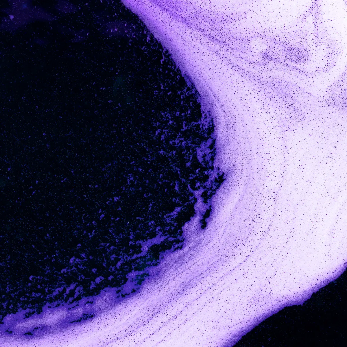 Abstrakte violett-schwarze Textur mit kreisförmigem Verlauf.