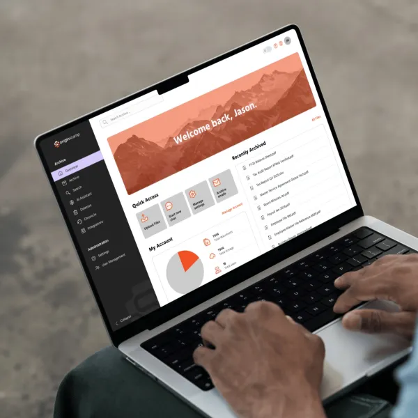 Eine Person tippt auf einem Laptop mit einem Dateiarchiv-Dashboard.