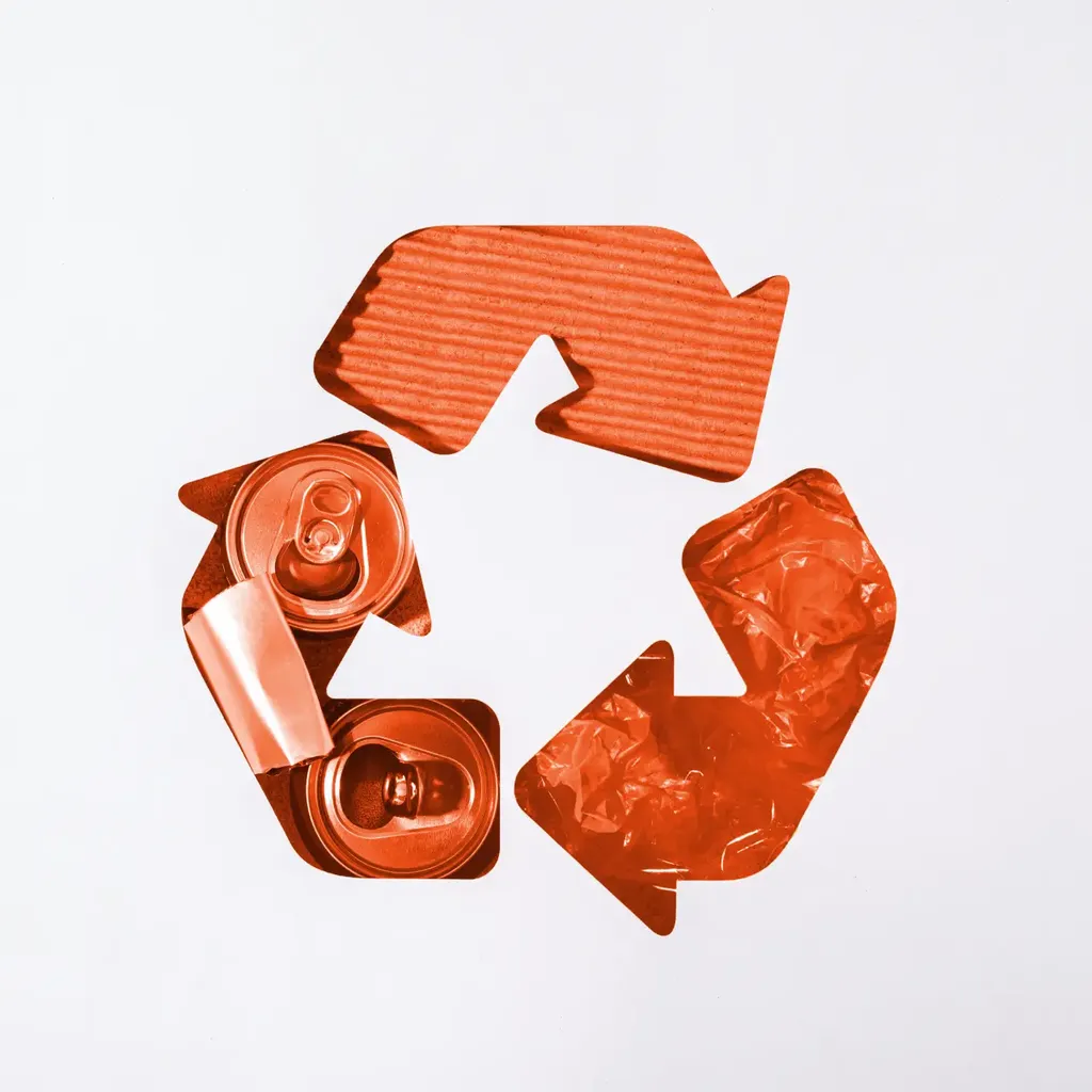 Recycling-Symbol-Ausschnitt zeigt Dosen, Plastik und Pappe.