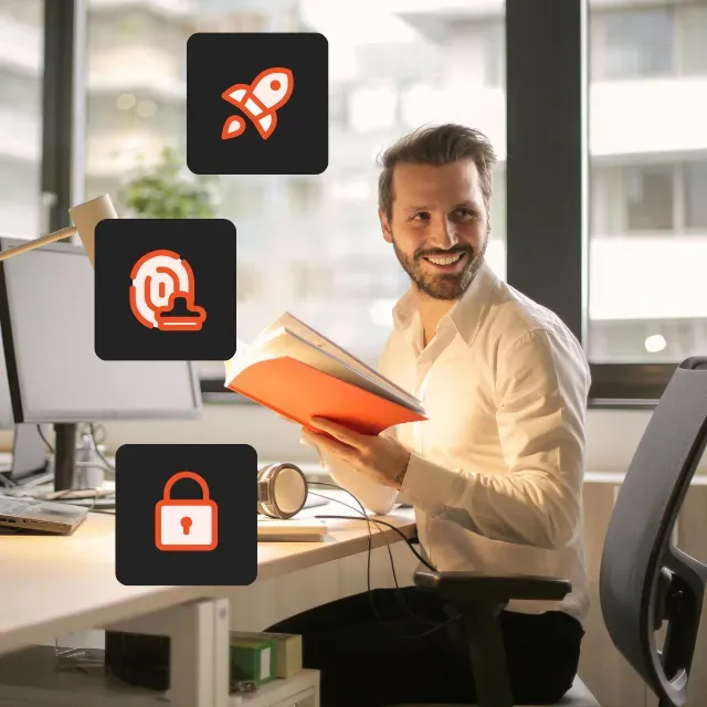 Lachender Mann am Schreibtisch mit orangefarbenem Buch und digitalen Icons für Rakete, Support und Sicherheit