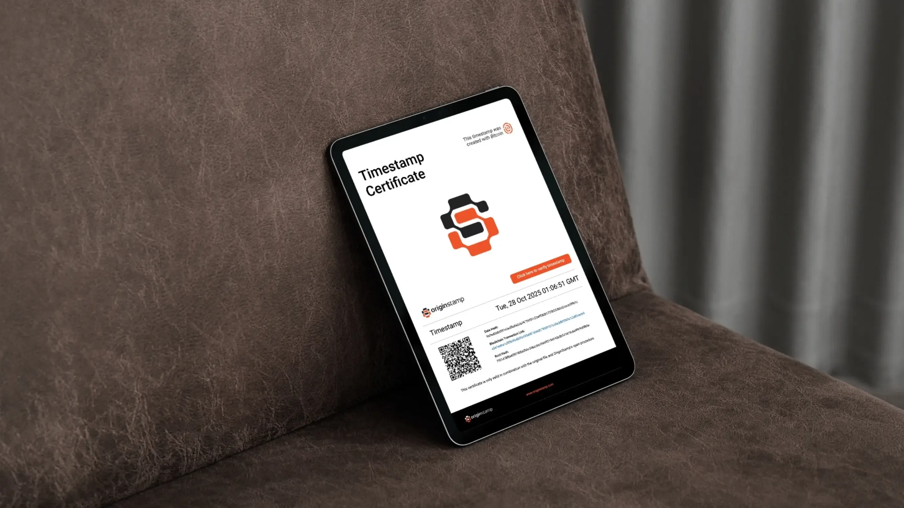 Ein Tablet mit einem Zeitstempel-Zertifikat lehnt an einer braunen Couch.