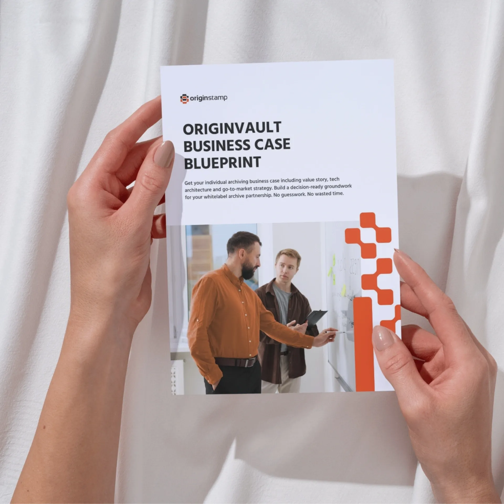 Hände halten den OriginVault Business Case Blueprint.