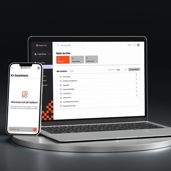 OriginVault Archiv auf dem MacBook und OriginStamps KI-Assistenten auf dem IPhone