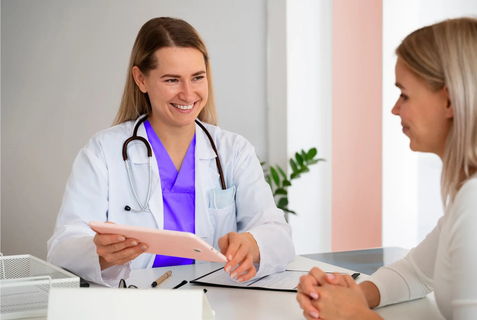 Einer Patientin wird in der Praxis ihrer Ärztin Ihre Diagnose digital vorgelegt.