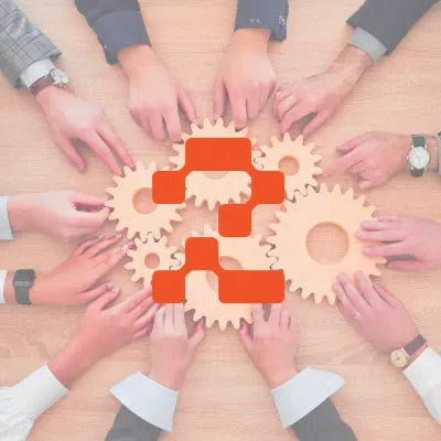 Mehrere Hände greifen gemeinsam nach hölzernen Zahnrädern als Symbol für Zusammenarbeit.