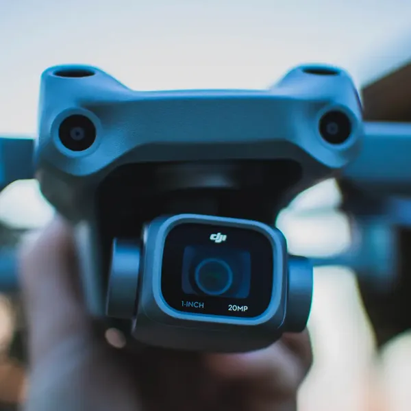 Nahaufnahme einer Drone in einer Hand