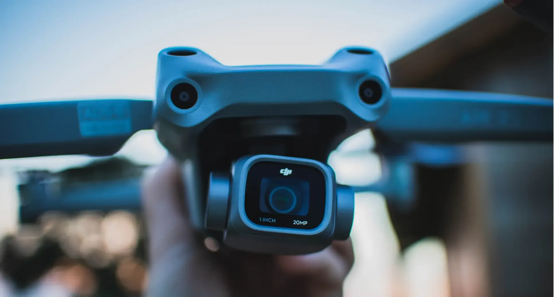 Nahaufnahme einer Drone in einer Hand