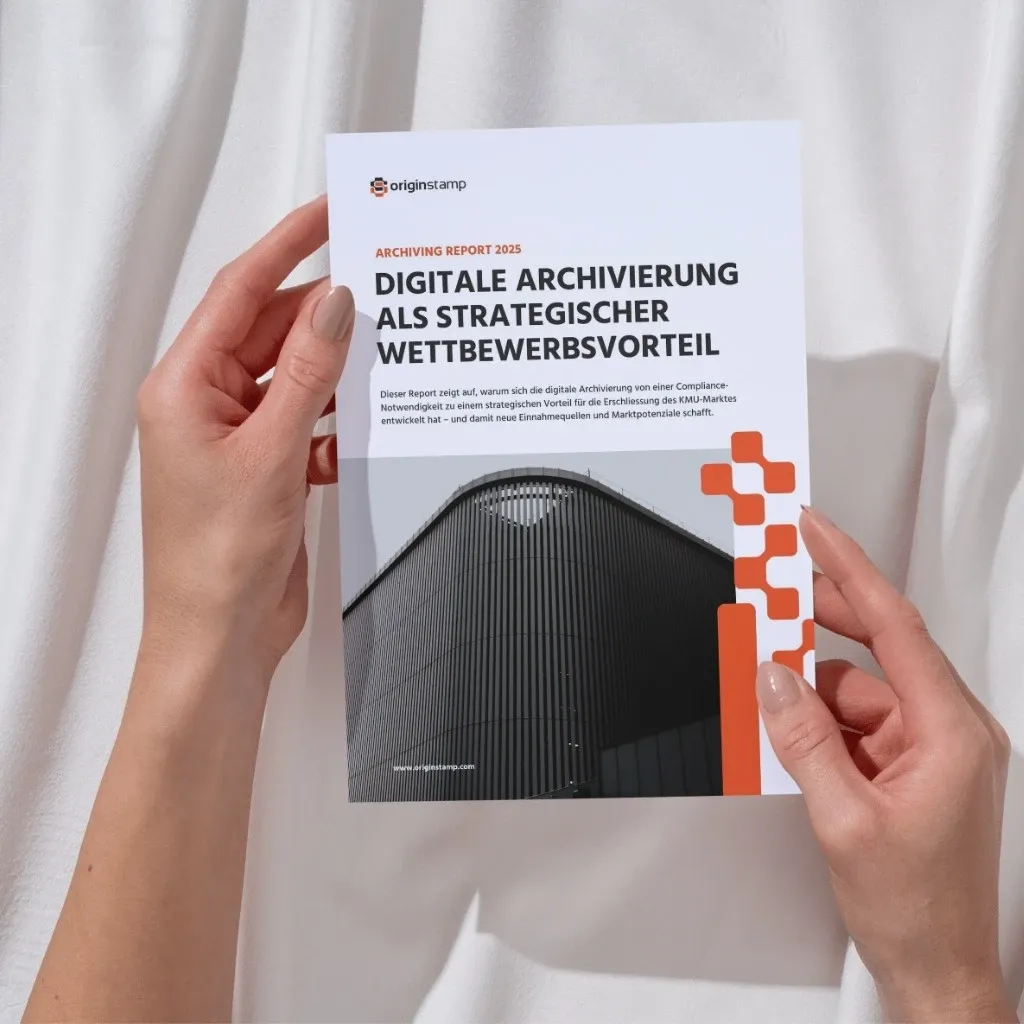 Zwei Hände halten ein Whitepaper über Archivierung als strategischer Vorteil