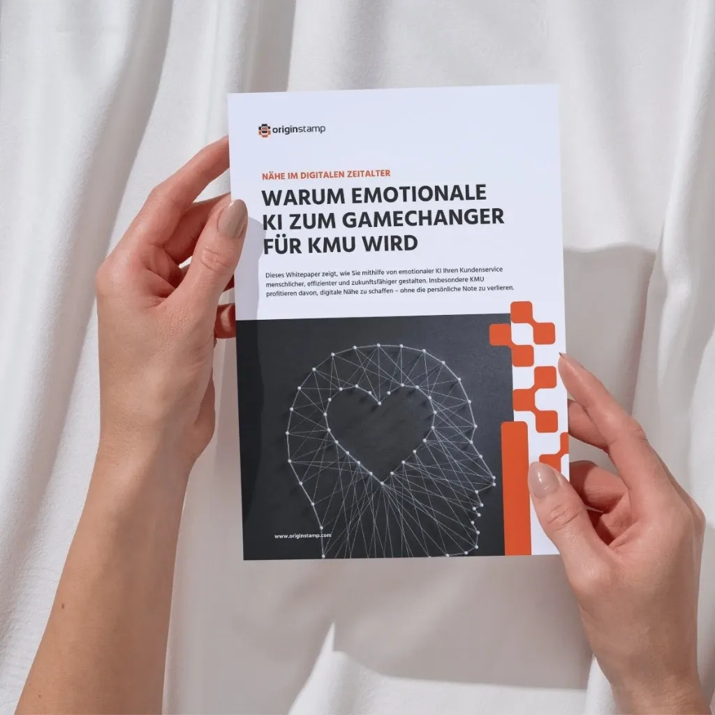 Zwei Hände halten ein Whitepaper über emotionale künstliche Intelligenz